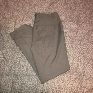  - fina kostymbyxor från H&M, säljs pga för stora så dom har ej använts