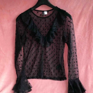  - Finaste toppen i prickig mesh med volanger 🖤