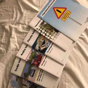  - Säljer mina körkortsböcker som var väldigt lärorika och till bra hjälp för mitt körkort! Väldigt bra skick då de är som nya! Köpte alla böcker för ca 1 000 kr! Frakt ingår i priset:-) 