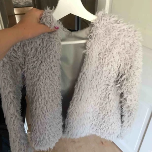  - Superfin kofta / jacka ifrån Gina tricot. Super mjuk!!! Inte använd många gånger därav säljer jag den. 