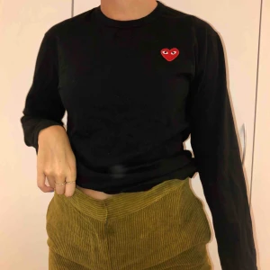  - Äkta tröja från Comme des GARCONS 🖤 Säljes pga fel storlek, därav bara använd 1 gång så i superfint skick som ny!  Kom gärna med bud 🖤