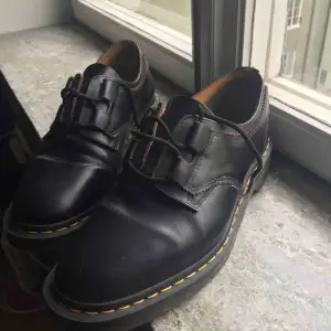 Brand new, unique style, worn once only to realise that I got the wrong size... 