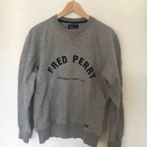  - Snygg tjocktröja från Fred Perry. Kan skickas (köpare betalar frakt) eller så kan jag mötas upp i Uppsala!