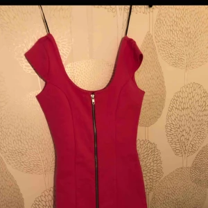  - Kort rosa klänning i relativt stretchigt material