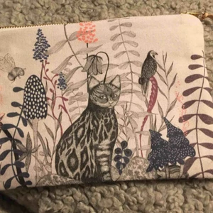  - Fin liten necessär från Mini Empire, inköpt på Pen Store (nypris 189 kr), aldrig använd! Kan användas som sminknecessär, pennfodral eller vad du vill. 😊 