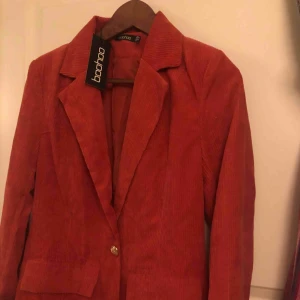  - Boohoo helt ny röd kavaj