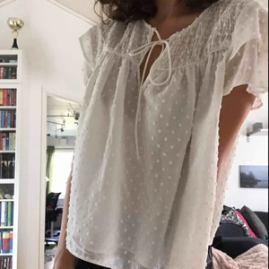  - Blus från zara. Nästintill oanvänd. köparen står för frakt, fraktpris är olika beronde på om du vill ha spårbar eller ej, skriv för info🌸🌸🌸