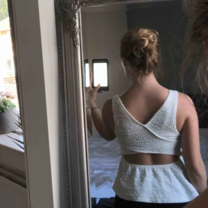  - Vit spets topp med öppning i ryggen! 