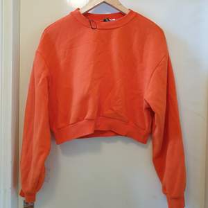 Cropped sweater/kort tjocktröja i härligt mjukt material i strlk S. Långa ärmar och enfärgad i en sjukt snygg orange nyans! Gott skick.  Möts upp i Sthlm eller fraktar. Svarar gärna på frågor om plagget. :)
