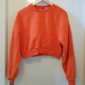  - Cropped sweater/kort tjocktröja i härligt mjukt material i strlk S. Långa ärmar och enfärgad i en sjukt snygg orange nyans! Gott skick.  Möts upp i Sthlm eller fraktar. Svarar gärna på frågor om plagget. :)