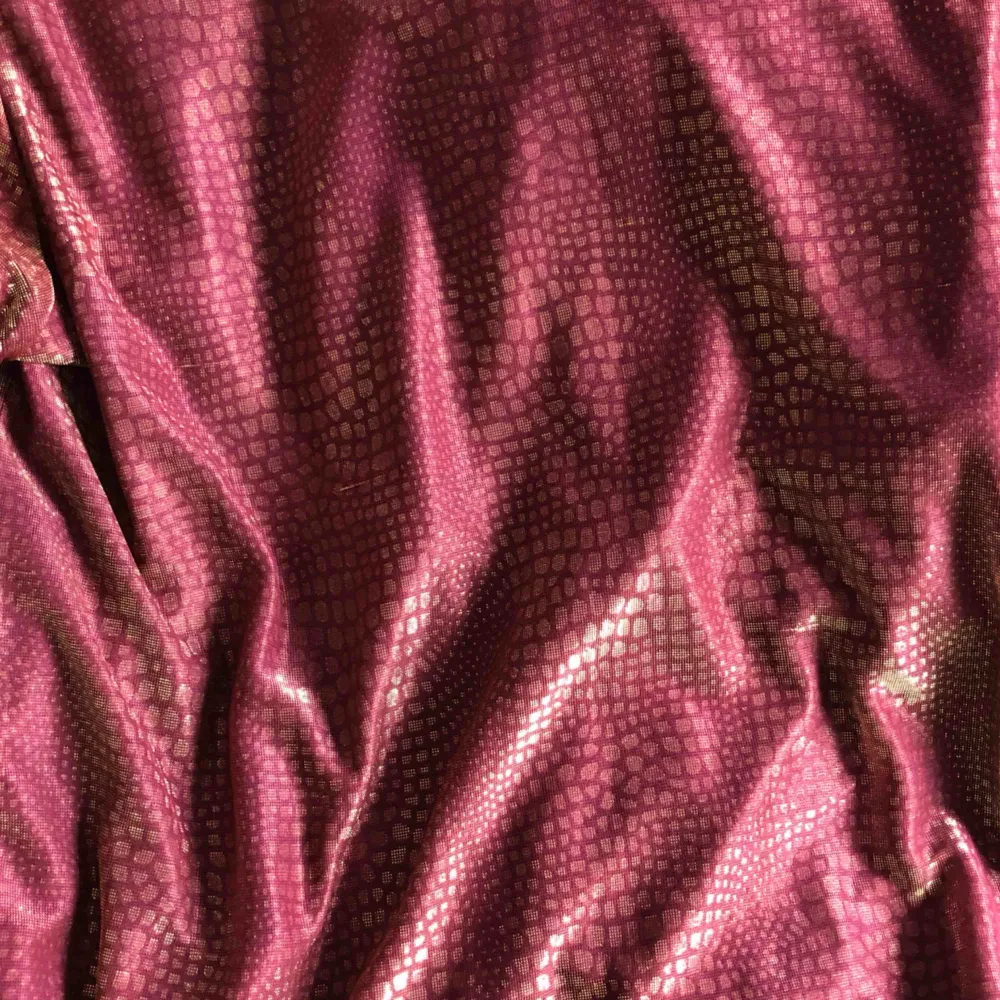 Skitsnygg tröja i skimrigt krokodil-mönstrat tyg. Jättefin som den är men skulle nog vara lika snygg avklippt som crop top😊 frakt tillkommer💕 (det vita är ett linne jag har under). Toppar.
