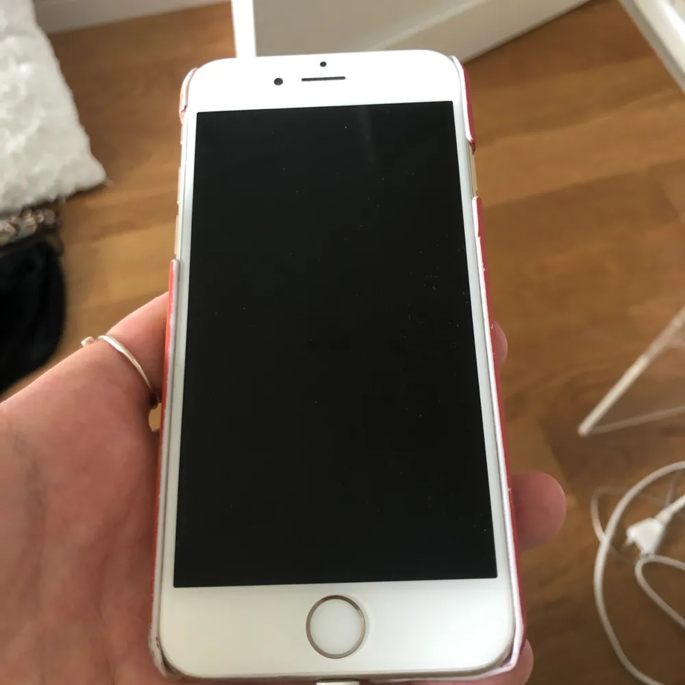 Jag säljer min iPhone 6 med 16 GB . Övrigt.