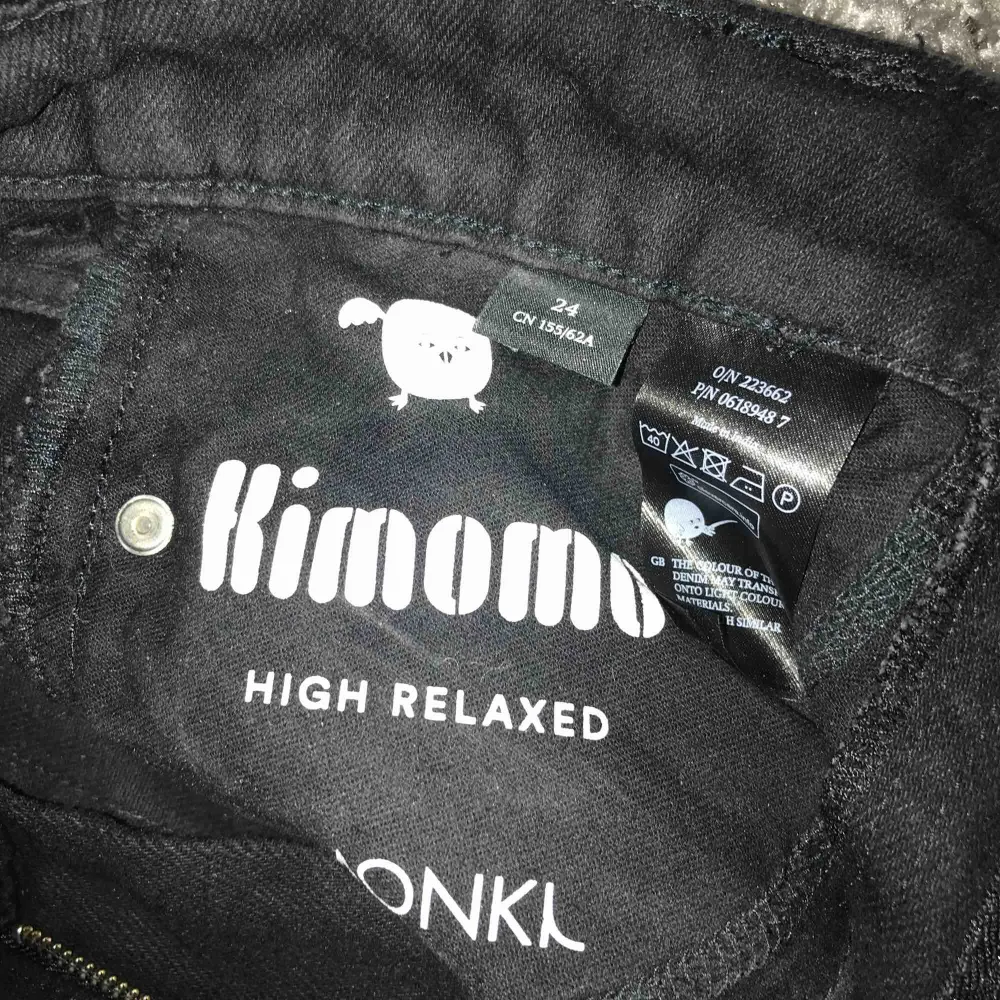 Ett par super snygga högmidjade svarta mom jeans ifrån monki i stl 24! Säljer pga att jag inte använder dessa och hoppas de kan komma till användning hos någon annan! Köparen står för frakt och tar emot swish!💗. Jeans & Byxor.