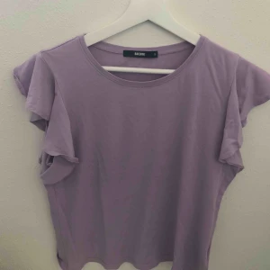  - T-shirt med volanger från bikbok, jättesöt men använder inte längre. Frakt tillkommer på 36kr💓💓