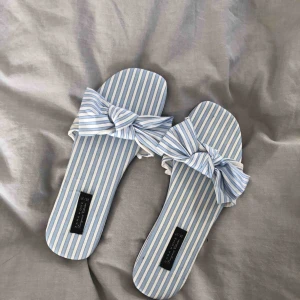  - Superfina sommarskor från Zara. Endast använda ett fåtal gånger. Materialet på skon är i bomull, även rosetten! Storleken är 36-37 Köparen står för frakt.