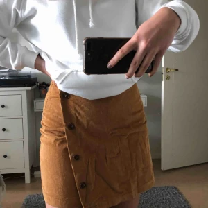  - Manchester kjol från prettylittlething, aldrig använd! Frakt tillkommer!