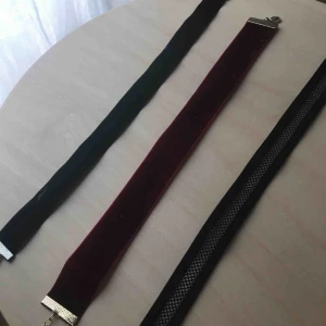  - 3 st chokers köpta för 100kr! alla är i nyskick, har endast prövat dem. 1 för 10kr, 3 för 25kr. 