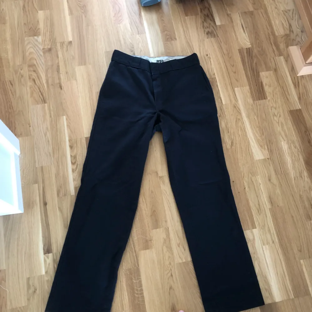 Ett par svarta dickies byxor 🥰 eventuell frakt står köparen för 🌼. Jeans & Byxor.