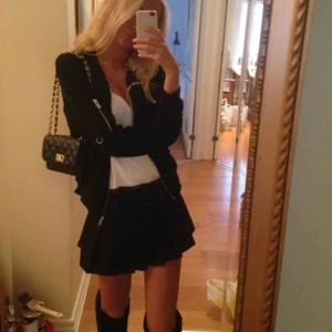  - Jättefin plisserad svart kjol🌃 storlek 32/xxs