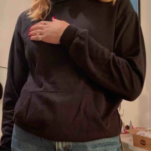  - svart hoodie!