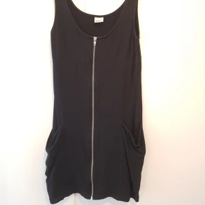  - Klänning i fint skick med dragkedja fram. Fickor på varje sida (se bild 2)  Inköpt på Gina Tricot. Storlek XL