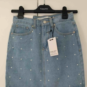  - Kjol från Brave soul london denim studio i strl 36. Kjolen är helt ny och oanvänd då den tyvärr var för liten. Köpt för ca 720 kr. Vid snabb affär så kan jag släppa billigare! Kan även frakta men då tillkommer fraktkostnad!