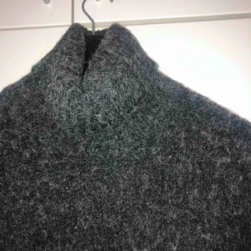jättemysig stickad tröja i en mörkgrå färg från lager 157. . Hoodies.