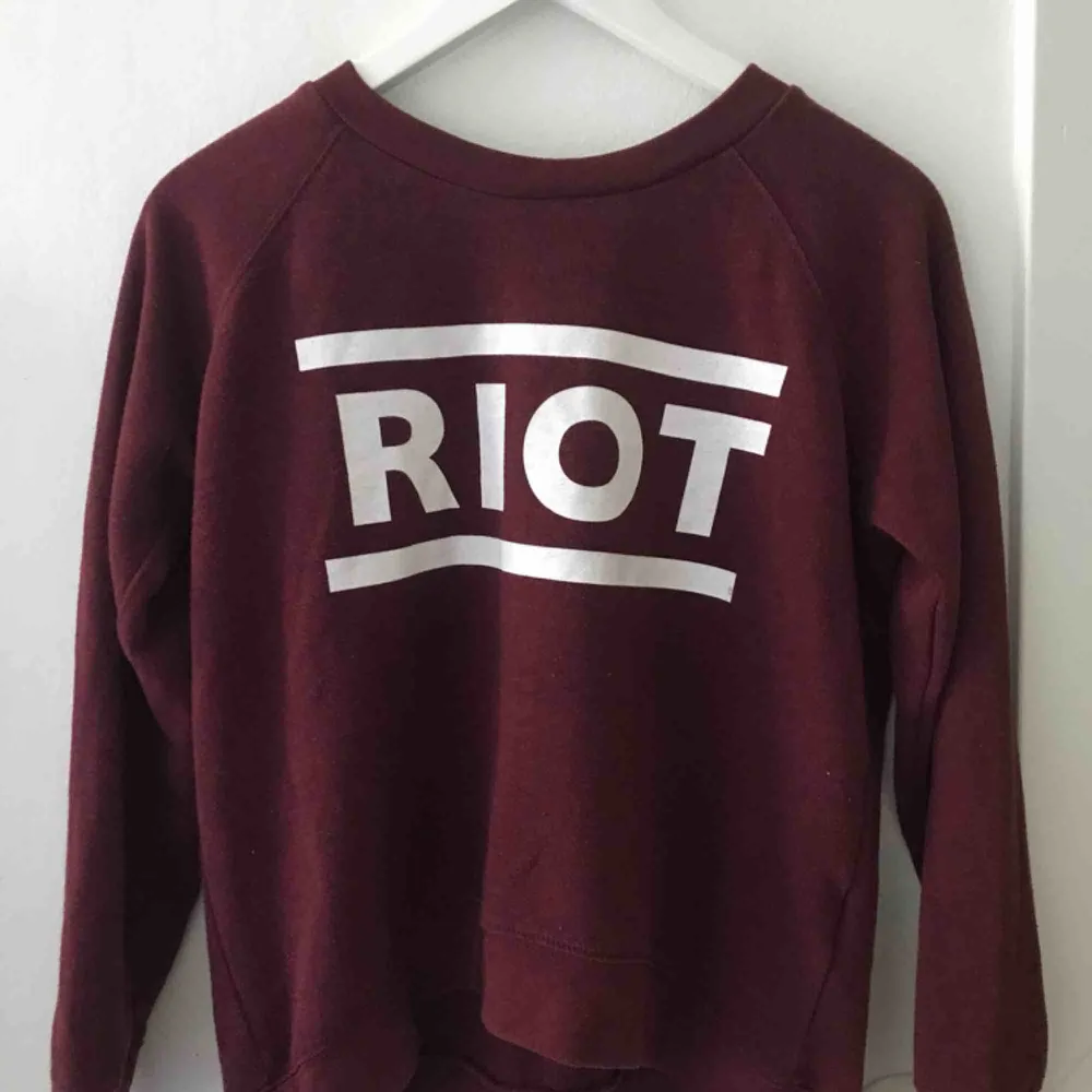 Säljer denna skitballa tröja ifrån ”RedLabe”. Den är vinröd och har ett vitt tryck på bröstet där det står ”RIOT”. Jag säljer den för att den är för liten. Frakt tillkommer!🌺. Tröjor & Koftor.