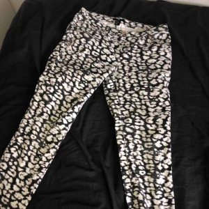  - Nästan aldrig använda. Superfina jeans !:) 