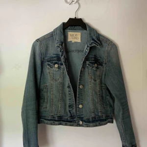  - Jeansjacka i jättebra skick. Strl M men skulle säga att den är mer som en S. 