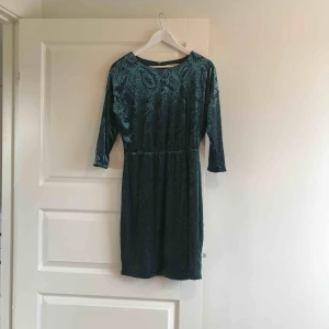  - Klänning i sammet från MQ, nyckick