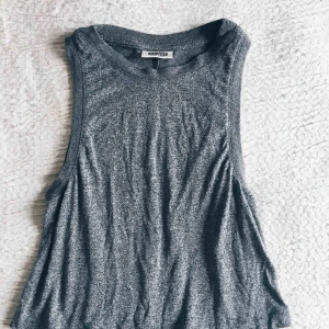  - Gråmelerad crop från weekday. Supermjuk och skön mot huden! 