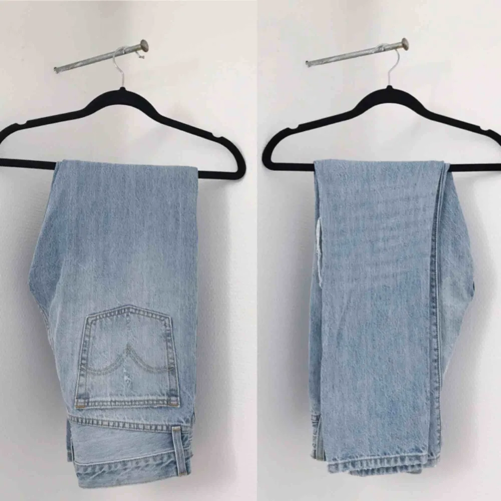 Helt nya oanvända jeans från Levi’s, sjukt snygga. Är för små för mig och då jag inte hittar kvittot så kan jag inte byta dom.. Jeans & Byxor.