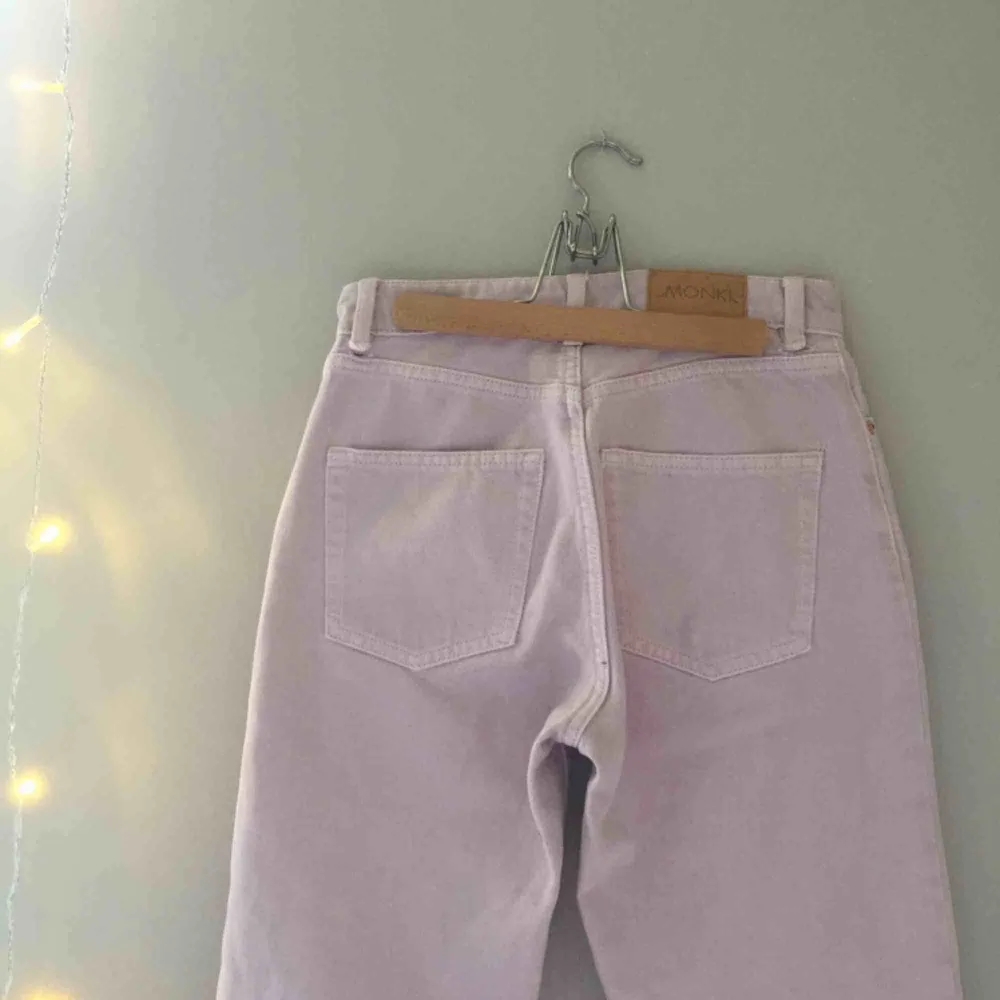 Skitsnygga pastelrosa/lila jeans från monki i mom fit med två mindre hål som syns på första och sista bilden som tyvärr blivit försmå och behöver säljas. Möts upp i stockholm eller fraktar till hela sverige då köparen står för fraktkostnaden☺️. Jeans & Byxor.