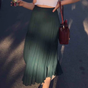  - Mörkgrön pliserad lång kjol. Köpt second hand utan lapp. Passar mig som har xs/s. Mycket fint skick!! Frakt på 30kr tillkommer :) 