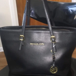  - MK väska som är fortfarande i bra skick men kedjan är lite trasig köpte den för 500kr men säljer den för 150pga kedjan annars så är den jättefin. Köparen står för frakt.