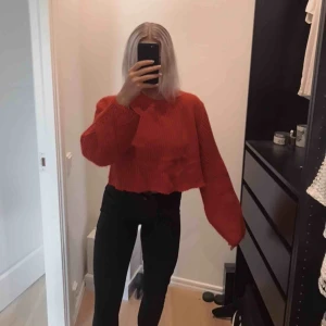  - Supersnygg, superskön stickad tröja som jag har klippt av så den blev lite kortare, snygg klarröd färg, nästan aldrig använd!  🗯Frakt står köpare för, fraktar alltid med video/bildbevis🗯