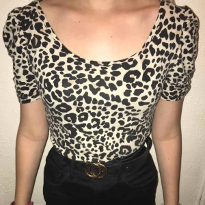  - Leopardtröja från hm med lite puffärm. 