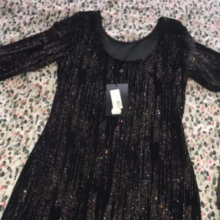 En jätte fin festkläning som är lånarmad med svart färg och glittrig köpte den för 500kr med säljer de för 250kr. Köparen står för frakt.. Klänningar.