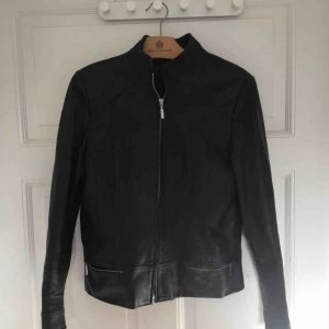  - Svart skinnjacka köpt i Gdansk!