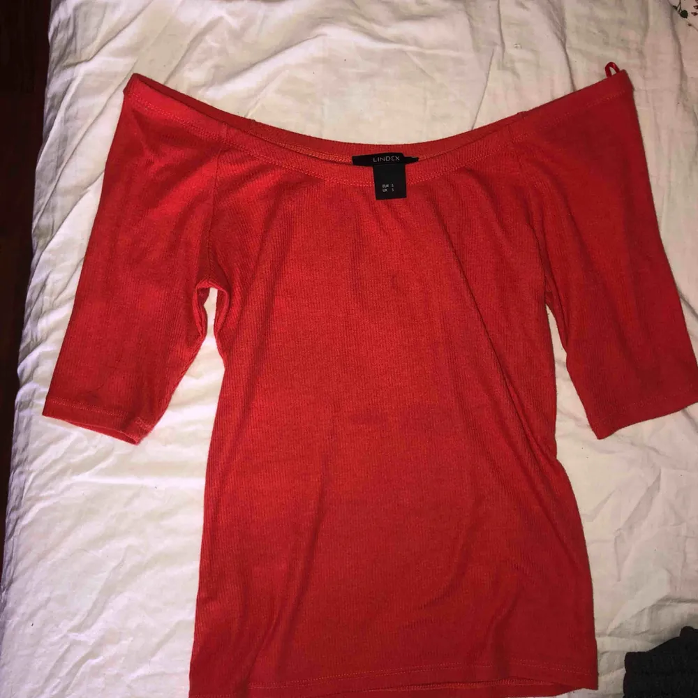 Superfin orange/röd off-shoulder 3/4-ärmad topp! Strl S från Lindex. Finns att hämta i Östersund annars står köparen för frakten💕. Toppar.