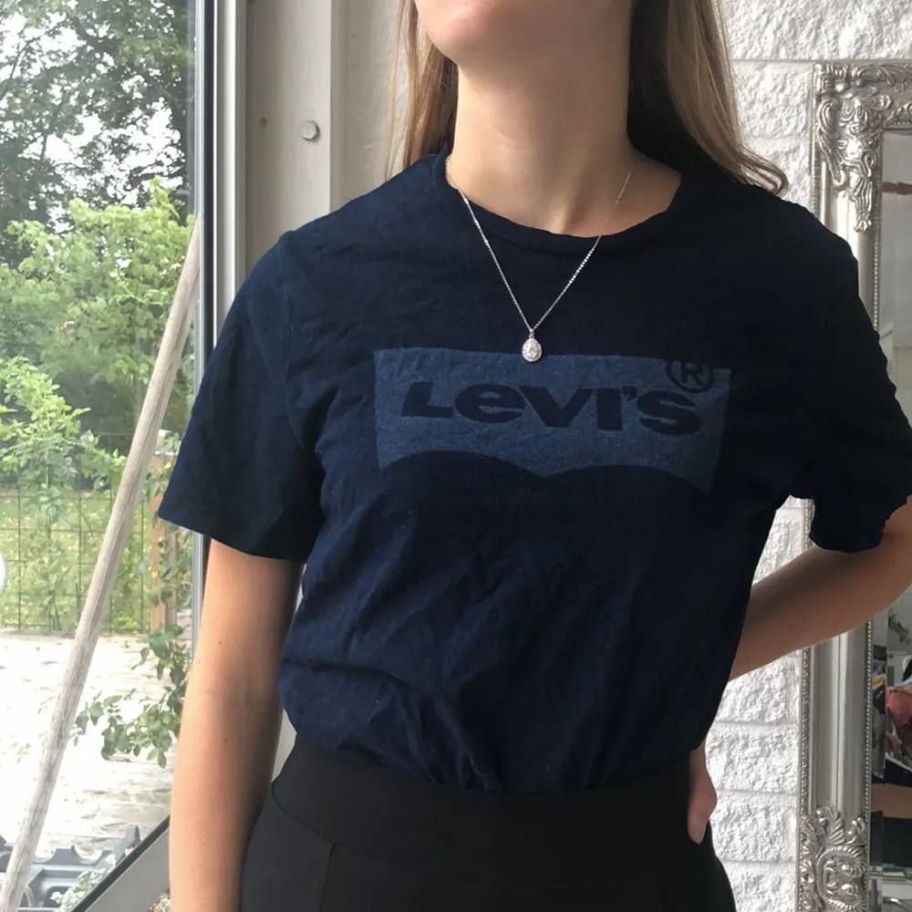 Levis tröja marinblå  Frakt 40kr. T-shirts.