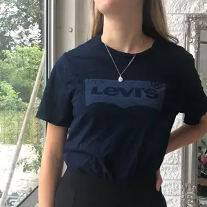 Levis tröja marinblå  Frakt 40kr