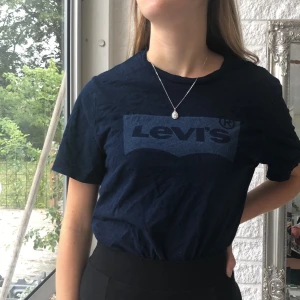  - Levis tröja marinblå  Frakt 40kr
