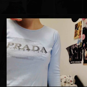  - Supercool Prada-topp med trekvartsärmar och jättefin himmelsblå färg! inköpt på humana. Säljes tyvärr pga pengabrist och flytt :((((((