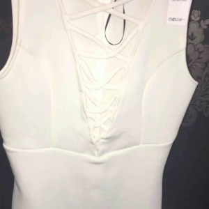  - Säljer denna klänningen • Oanvänd • Storlek M • Frakt tillkommer om jag måste skicka den 