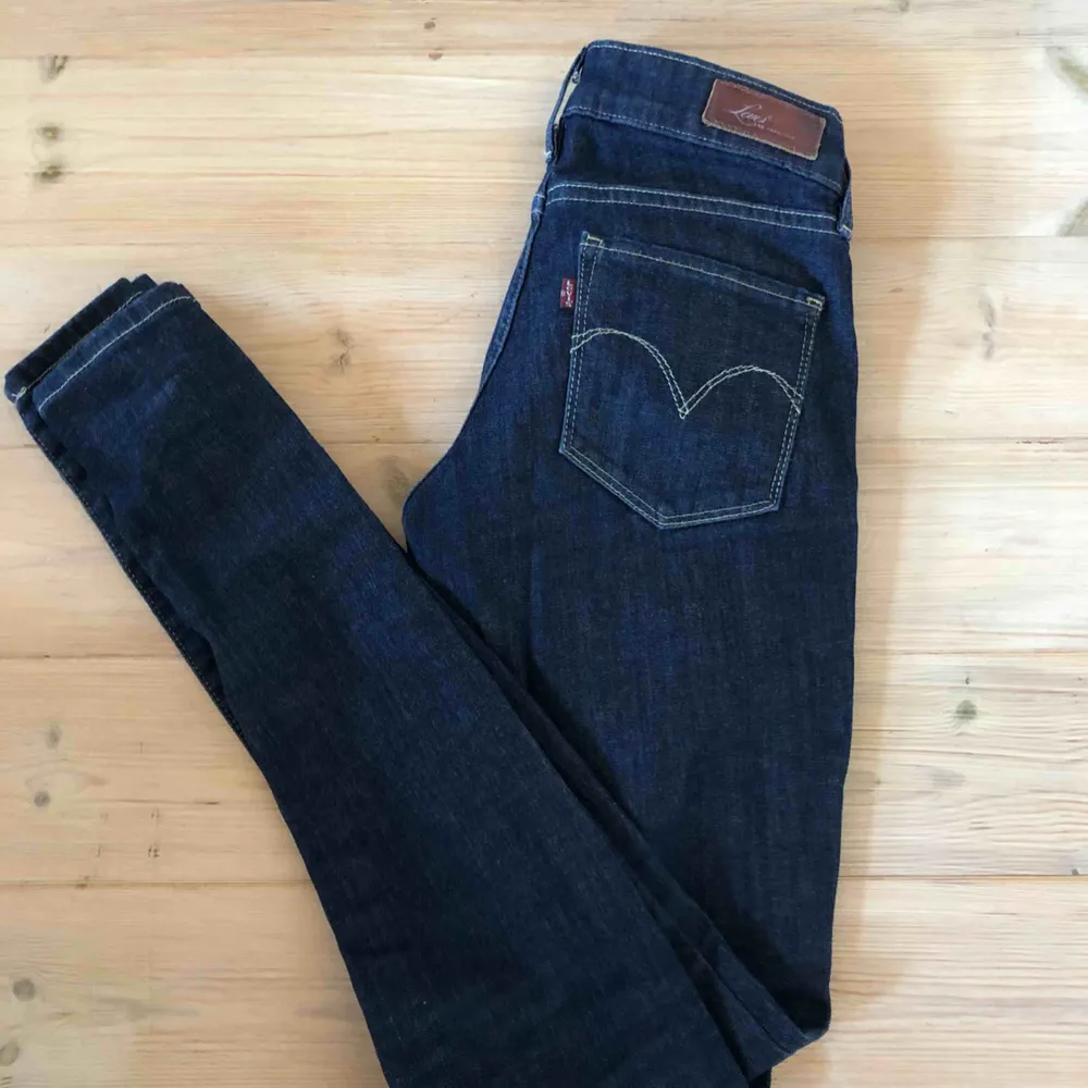 Helt oanvända levi’s jeans men köpta för 6 år sedan. Modellen heter ”demi curve skinny” strl 24  Frakt tillkommer . Jeans & Byxor.