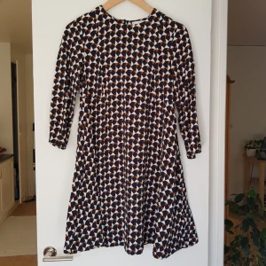  - Kort klänning från H&M i strl 34. Kan mötas i Uppsala, eller så står köparen för frakt. 