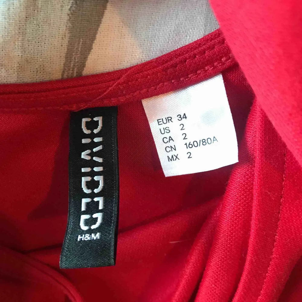 Röd tajt klänning ifrån H&M!  Nästan aldrig använd. Funkar bäst som S!. Klänningar.