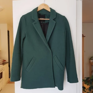  - Mörkgrön kappa med dubbelknäppning från Monki. Storlek XXS, men passar mig som är XS-S. Kan mötas i Uppsala, eller så står köparen för frakt. 